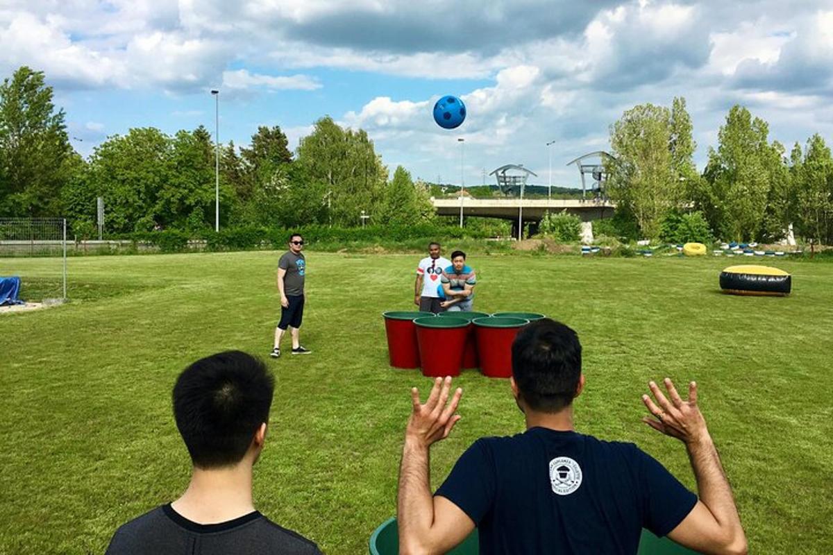 un gruppo di persone in piedi in un campo con una palla blu