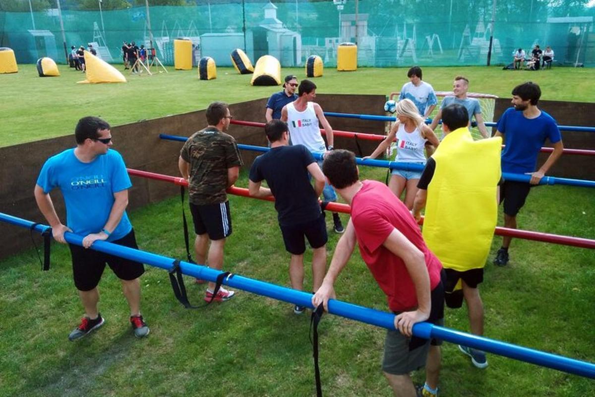 un gruppo di persone che giocano in una palestra