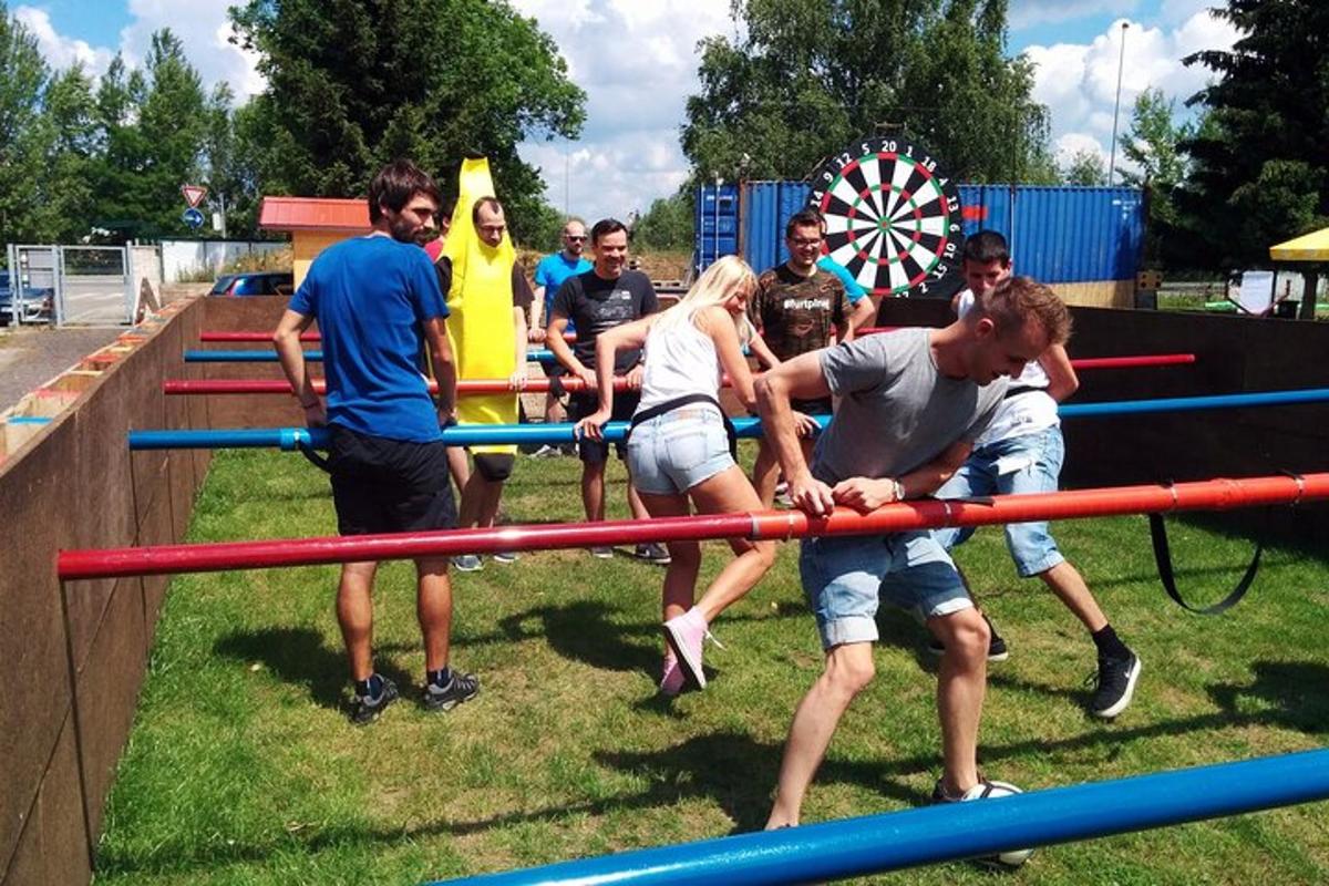 un gruppo di persone che giocano in un parco giochi