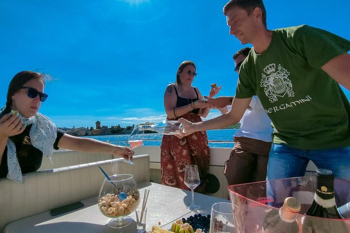un gruppo di persone che bevono vino su un balcone