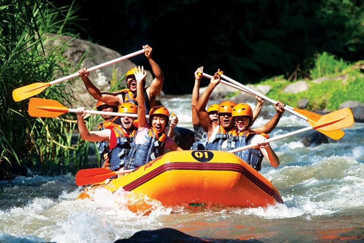 sekumpulan orang dalam rakit di sungai
