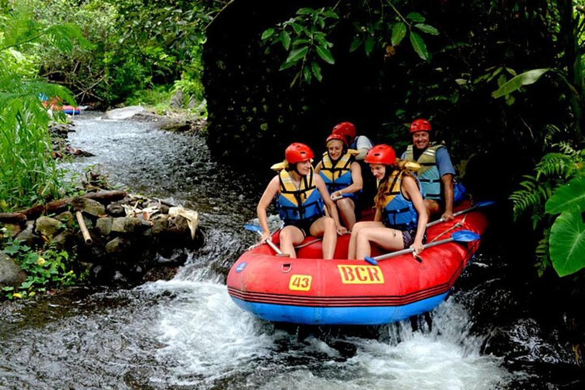 sekumpulan orang di atas rakit di sungai