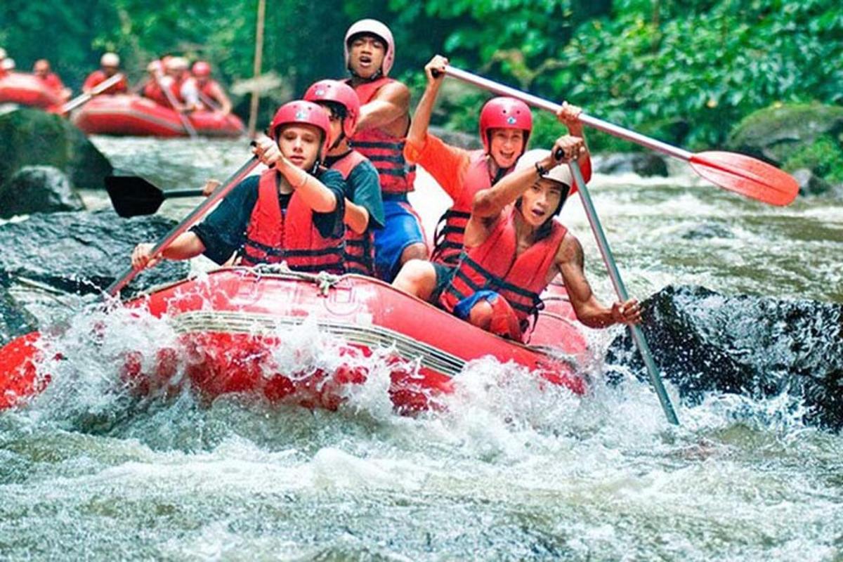 sekumpulan orang dalam rakit di sungai