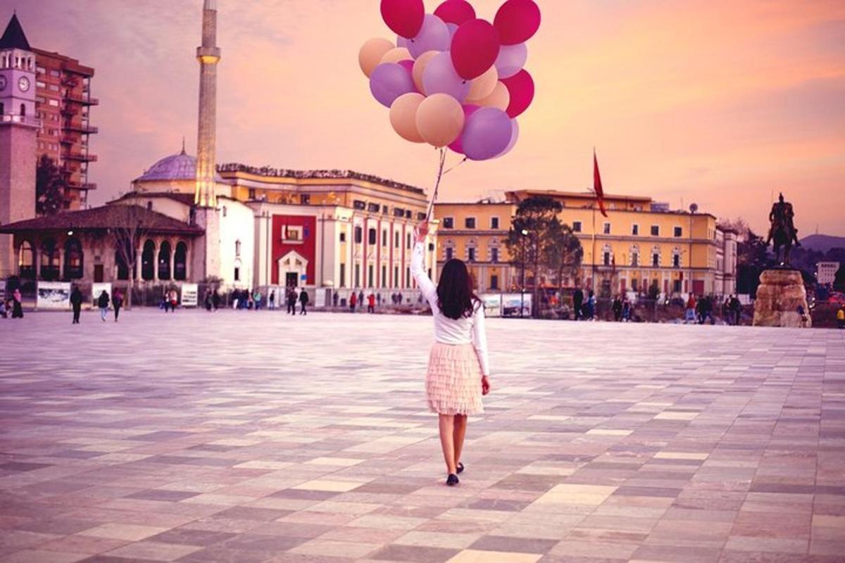 bir karede bir sürü balon tutan bir kadın