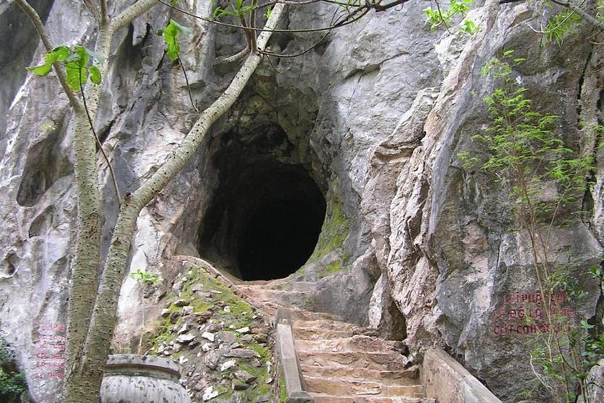 treppidega tunnel mäeküljel