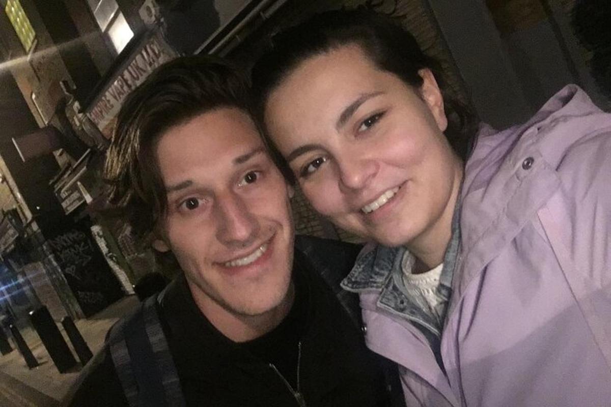 ein Mann und eine Frau posieren für ein Foto