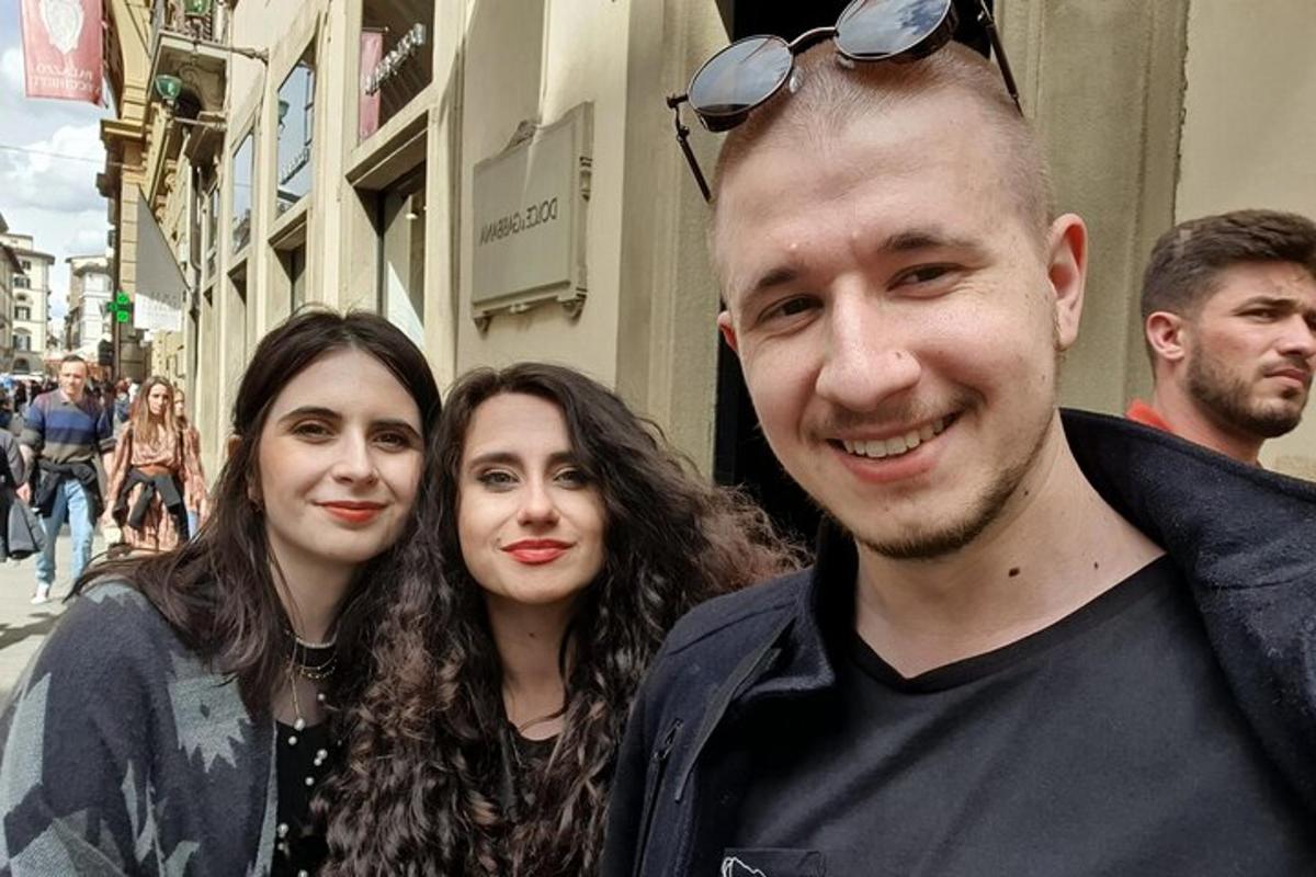 egy férfi és két nő áll egymás mellett
