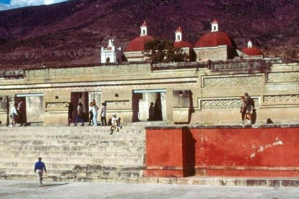 Un hombre está parado frente a un edificio.