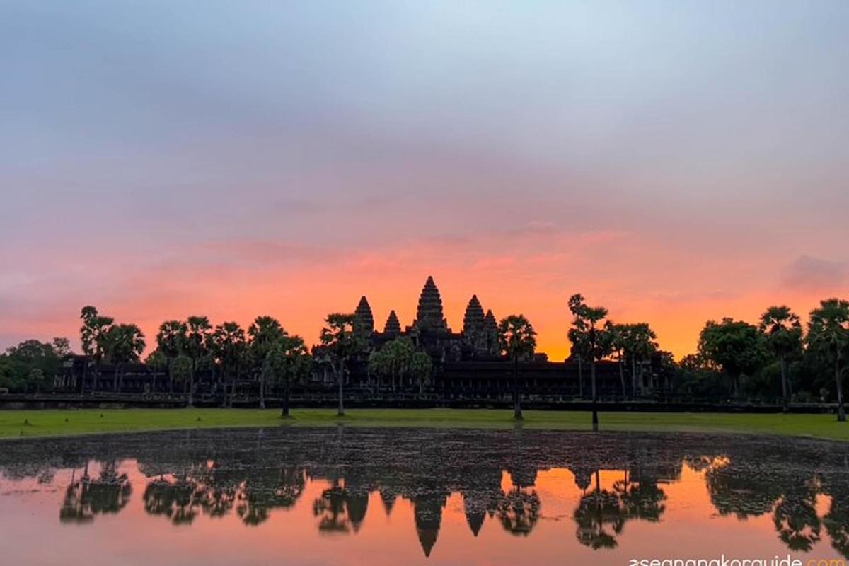 Sólarlag yfir musterið í Angkor Wat við sólsetur