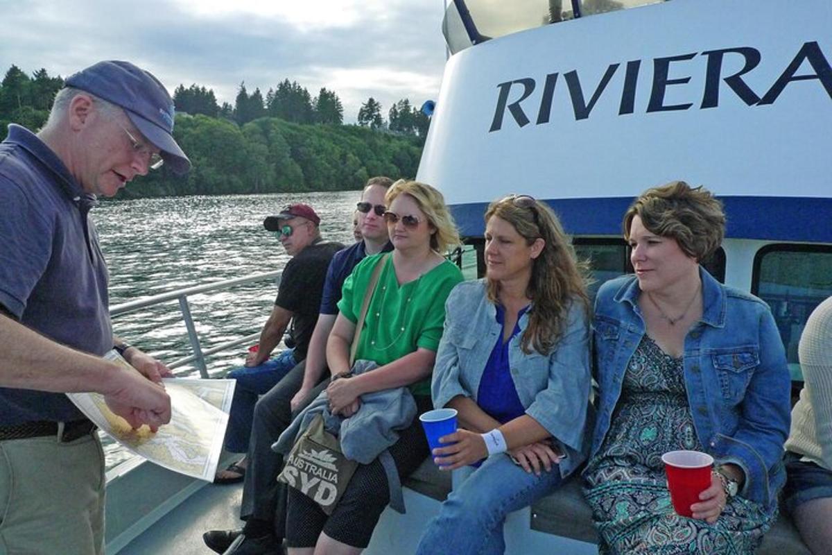 eine Gruppe von Menschen sitzt auf einem Boot
