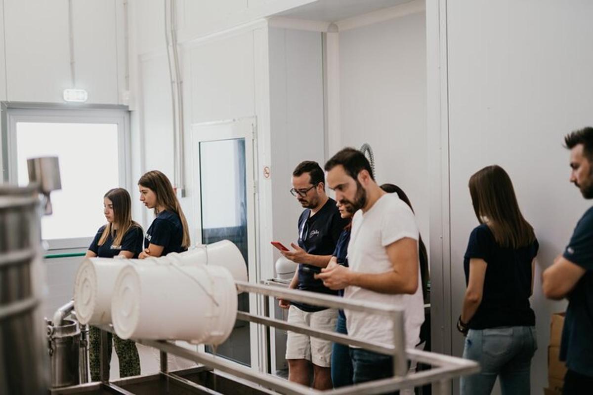 קבוצת אנשים עומדים בחדר ומסתכלים בטלפון הנייד שלהם