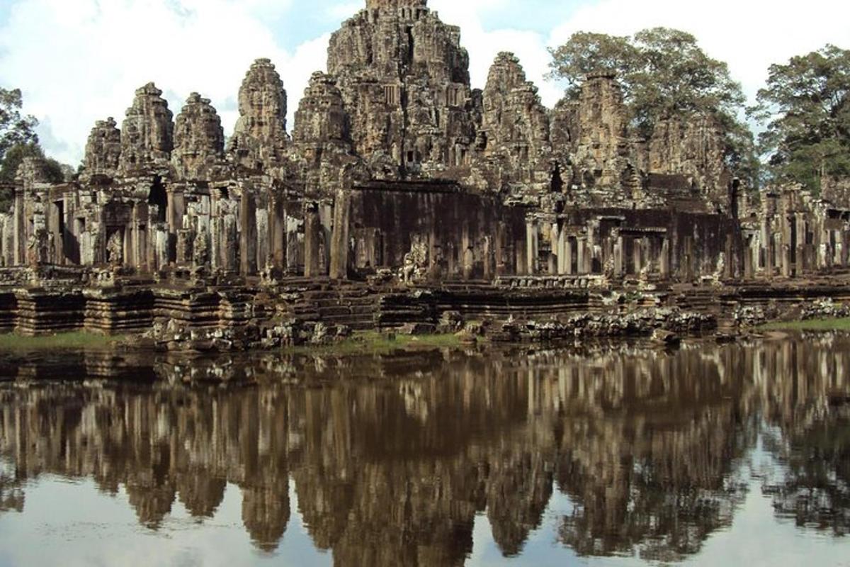 Tempelj, ki se odraža v vodi v Angkor Watu