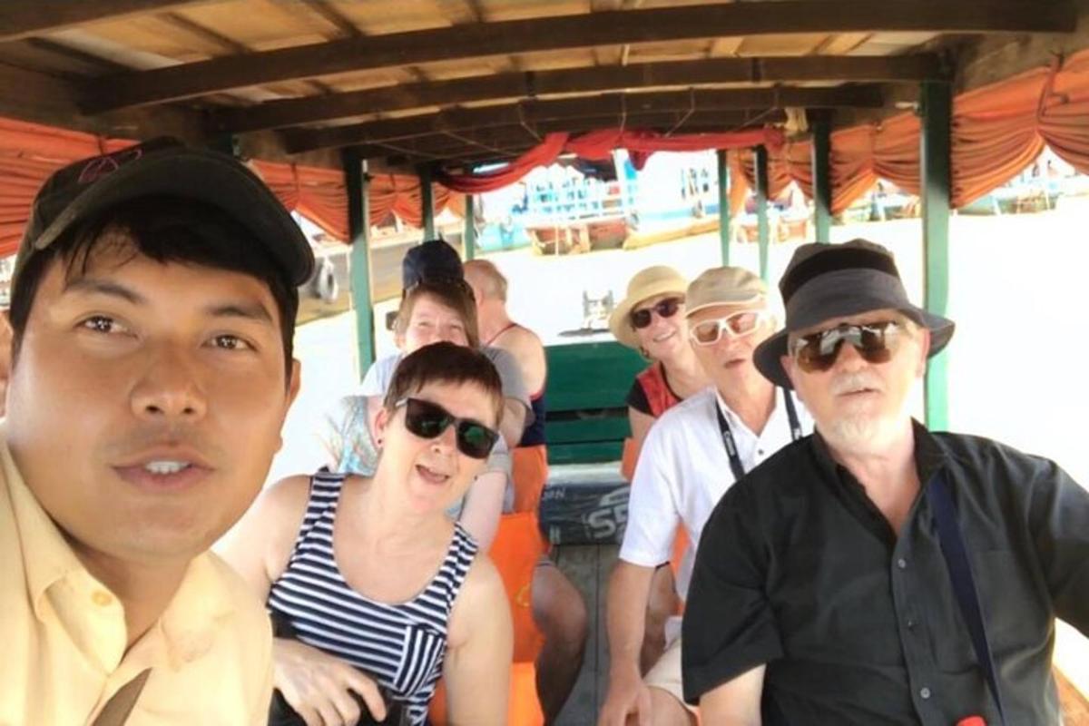 um grupo de pessoas andando em um barco