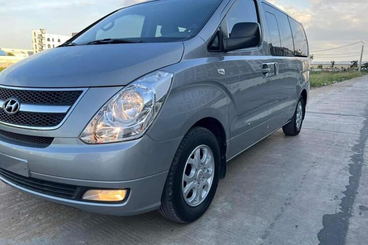 uma van prateada estacionada em um estacionamento