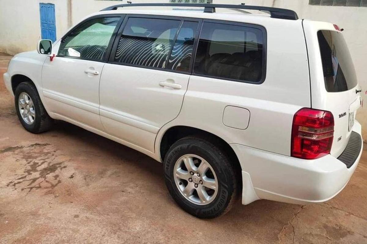 um caminhão branco estacionado em um estacionamento