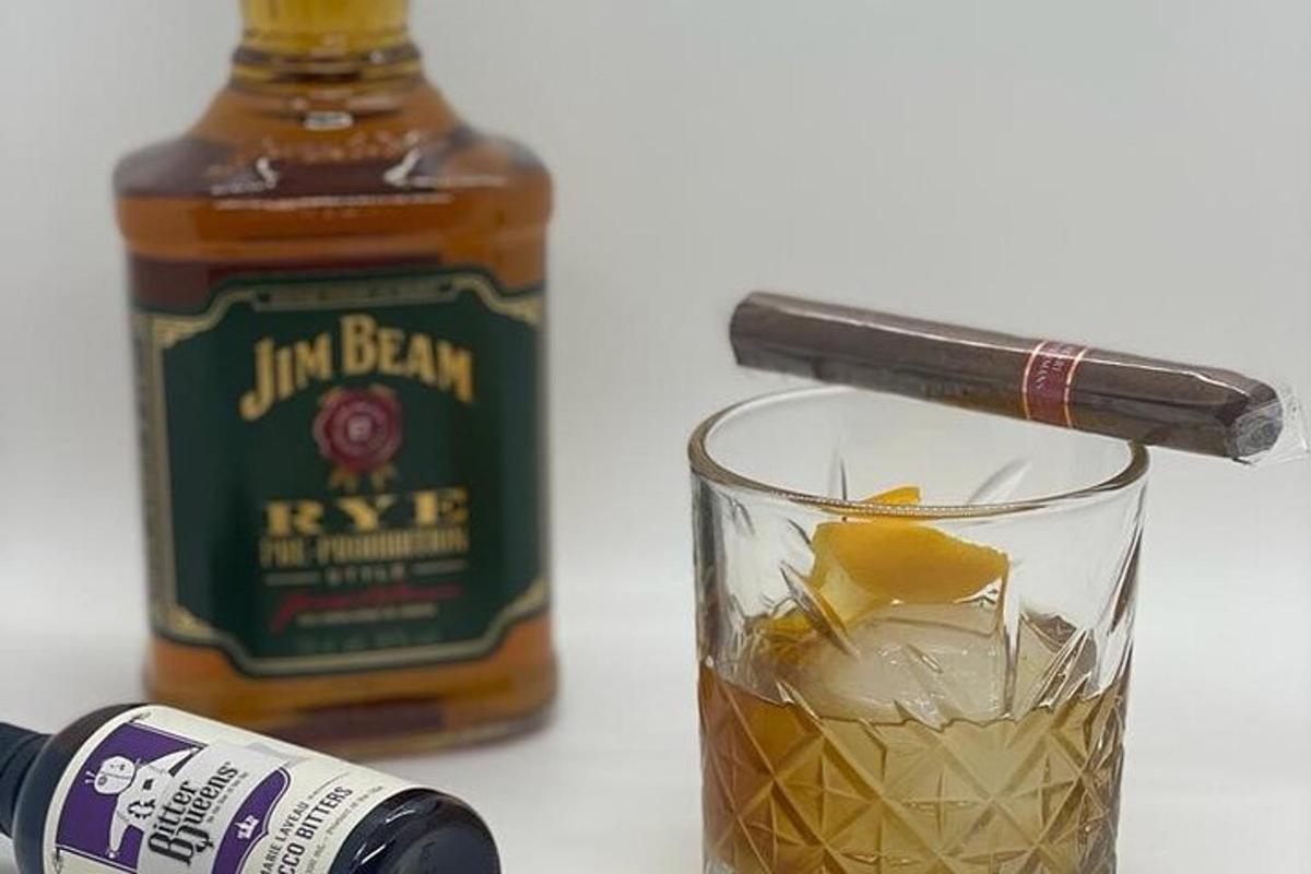 Láhev žitné whisky Jim Beam vedle sklenice