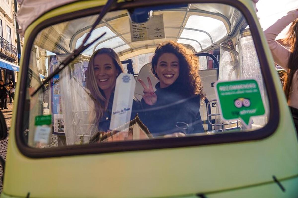 due donne sedute sul retro di un autobus