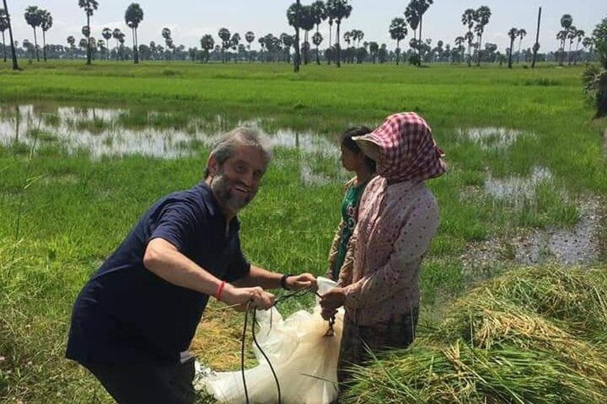 un uomo e una donna in piedi in un campo