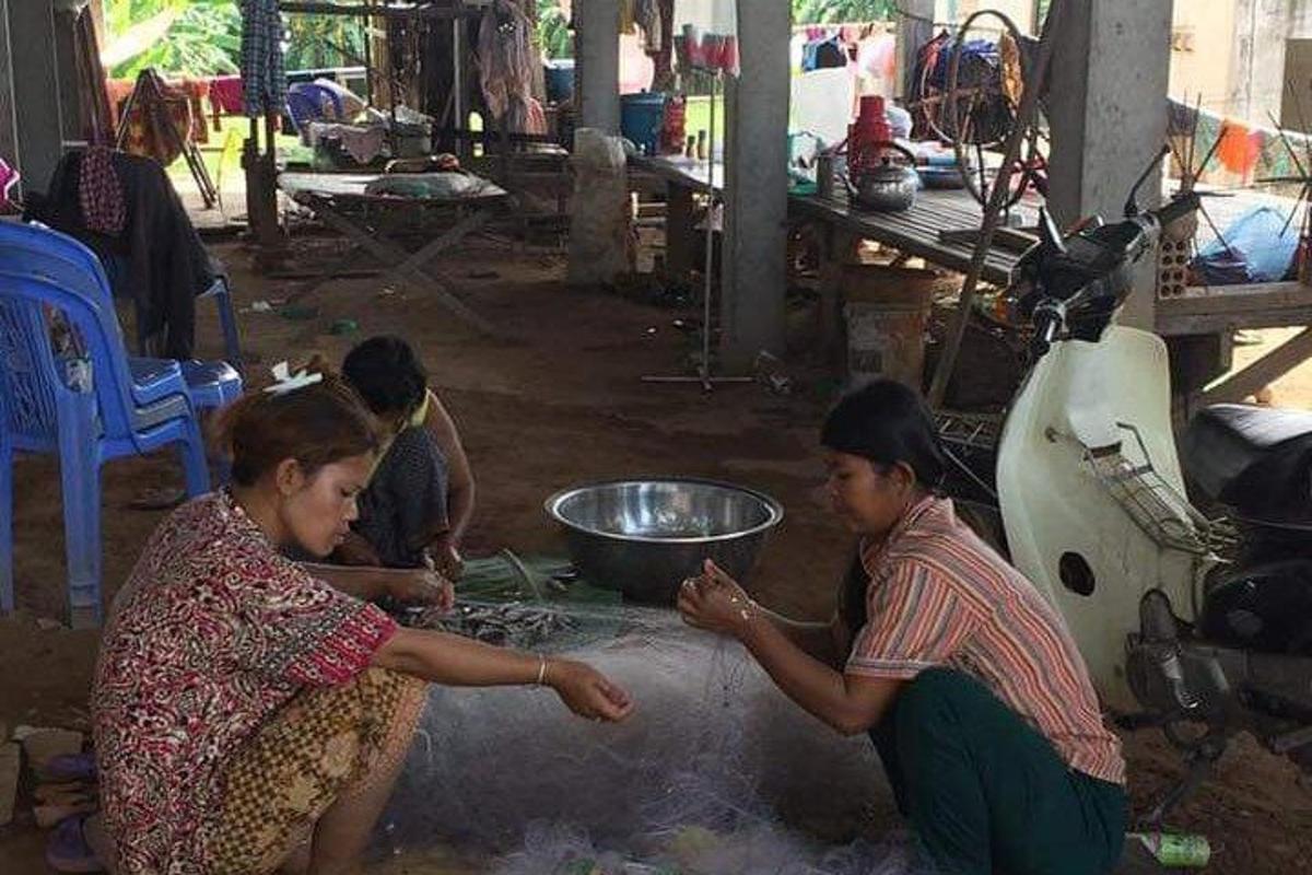 un gruppo di donne che preparano il cibo a terra