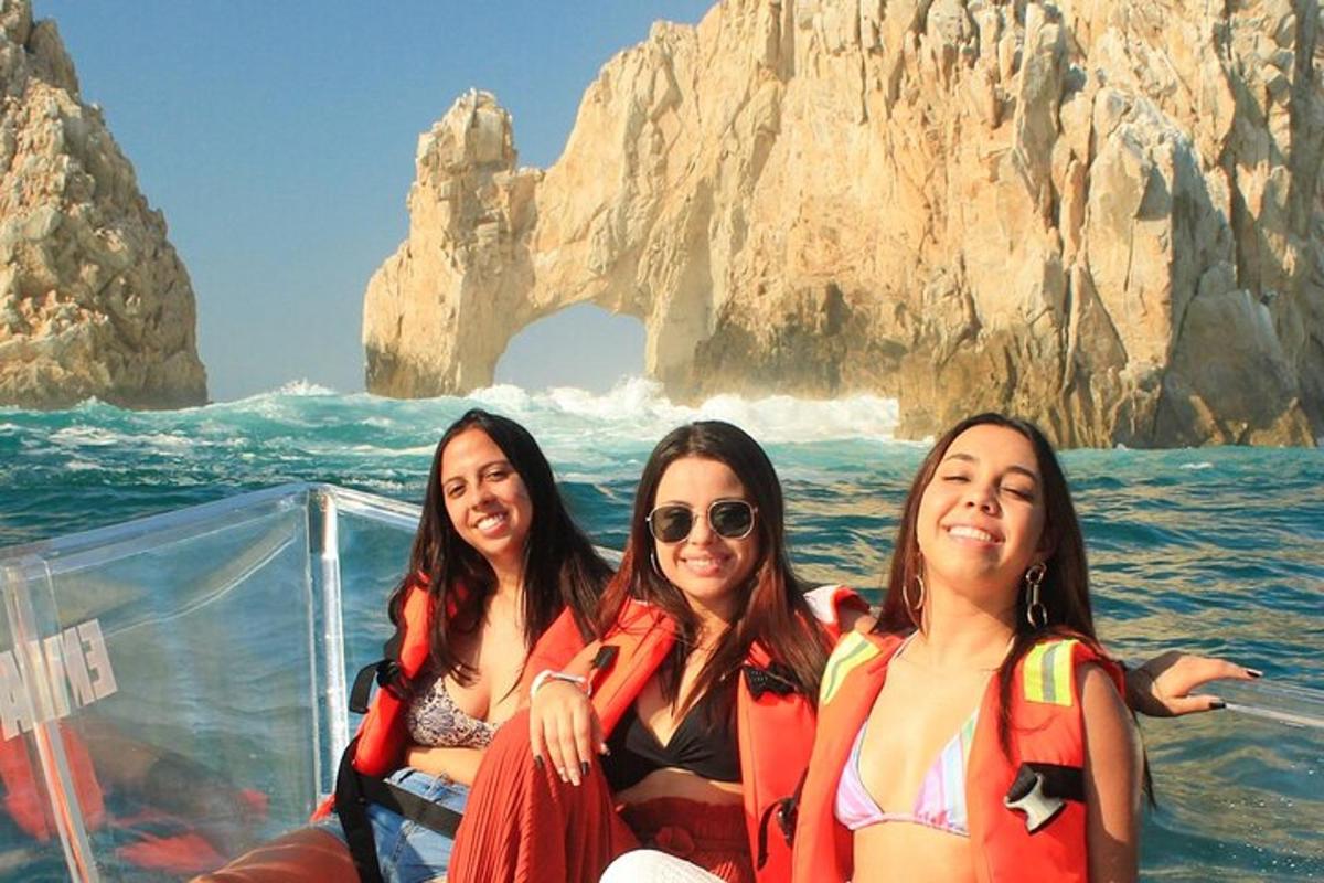 Tres mujeres con disfraces de superhéroes en un barco en el océano