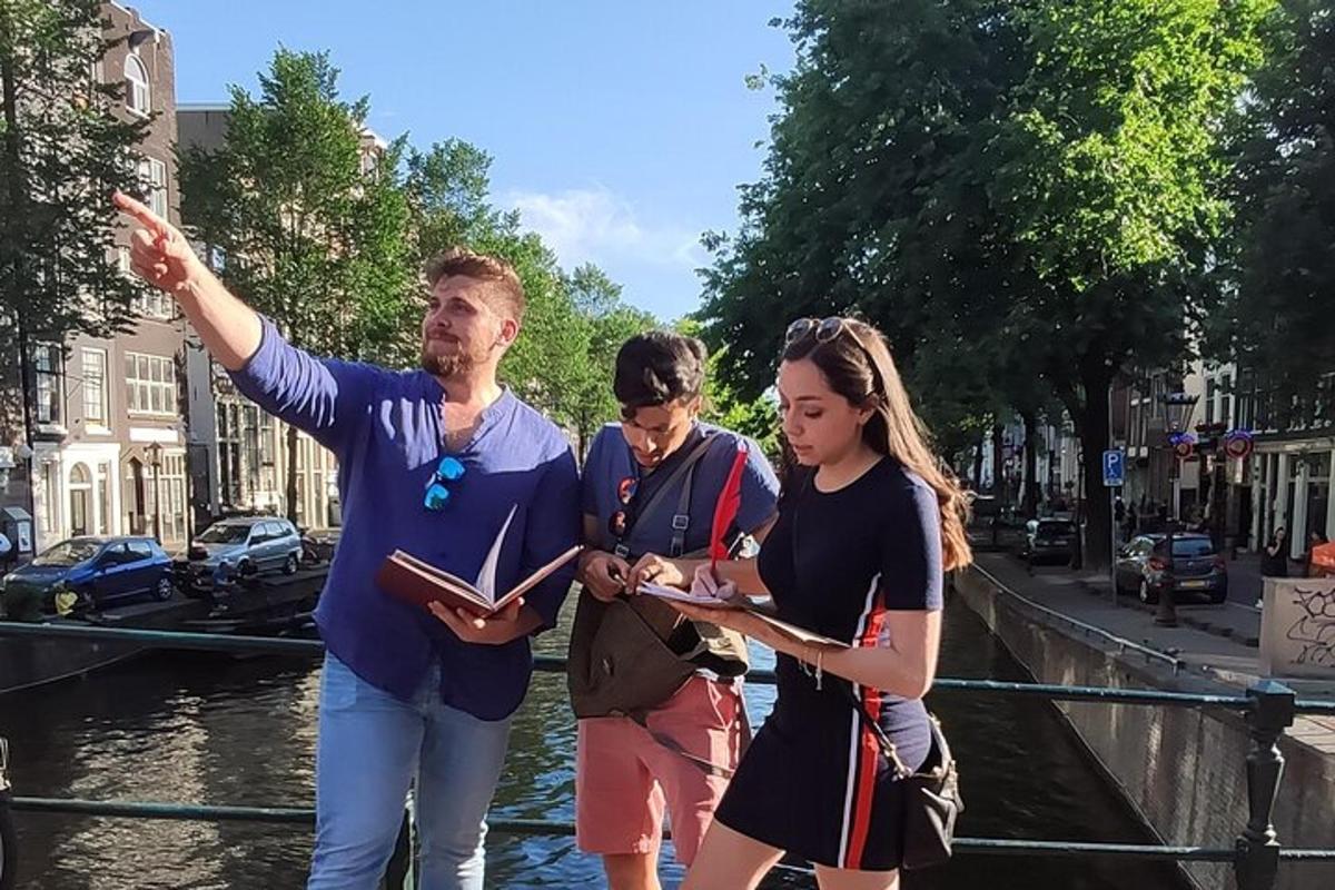 skupina lidí stojící vedle kanálu