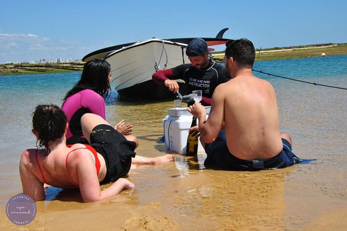 ビーチの水の中に座っている人々のグループ