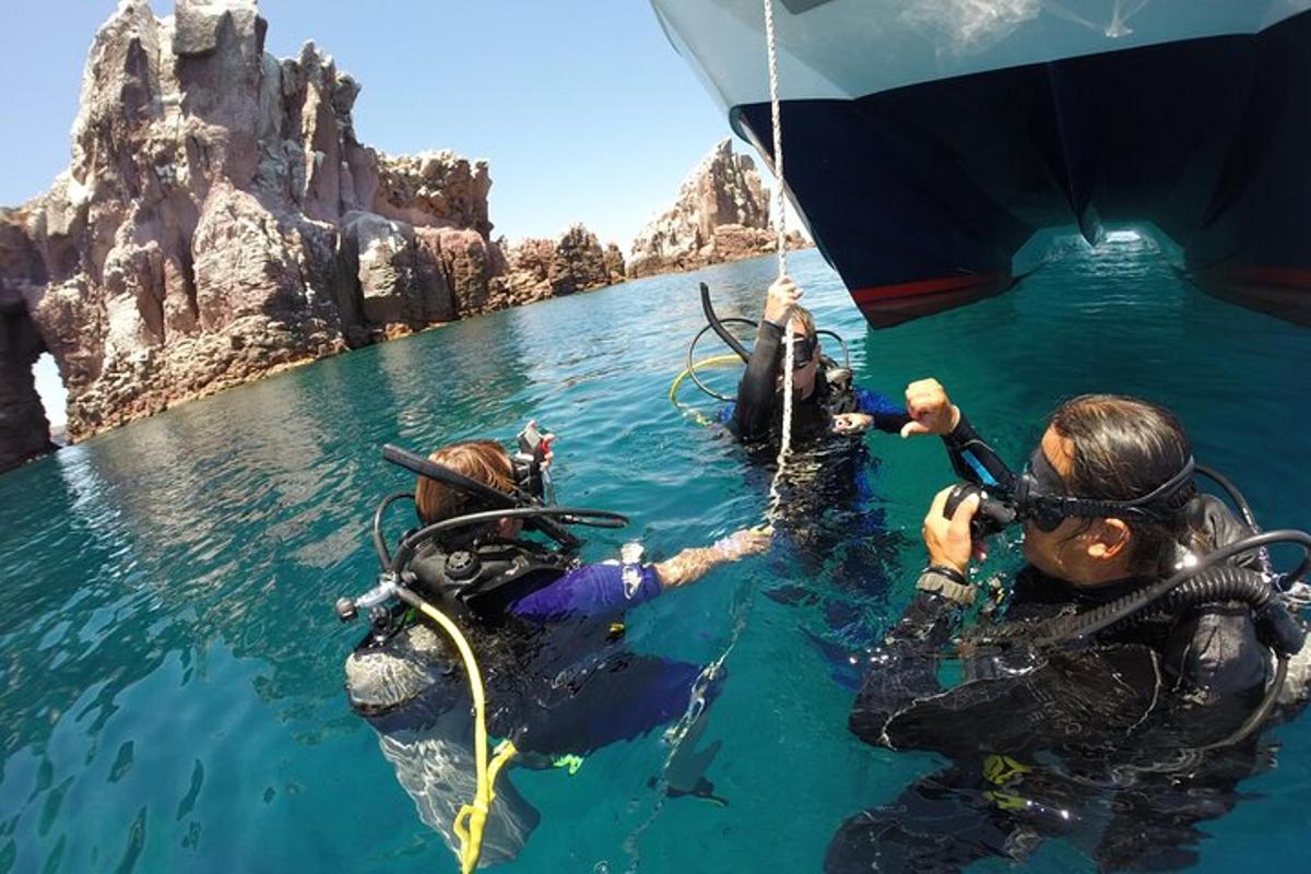 un gruppo di persone in acqua su una barca