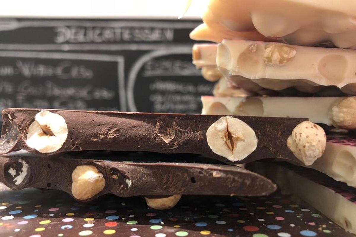 ein Schokoladendessert mit Erdnussbutter und Bananenscheiben darauf