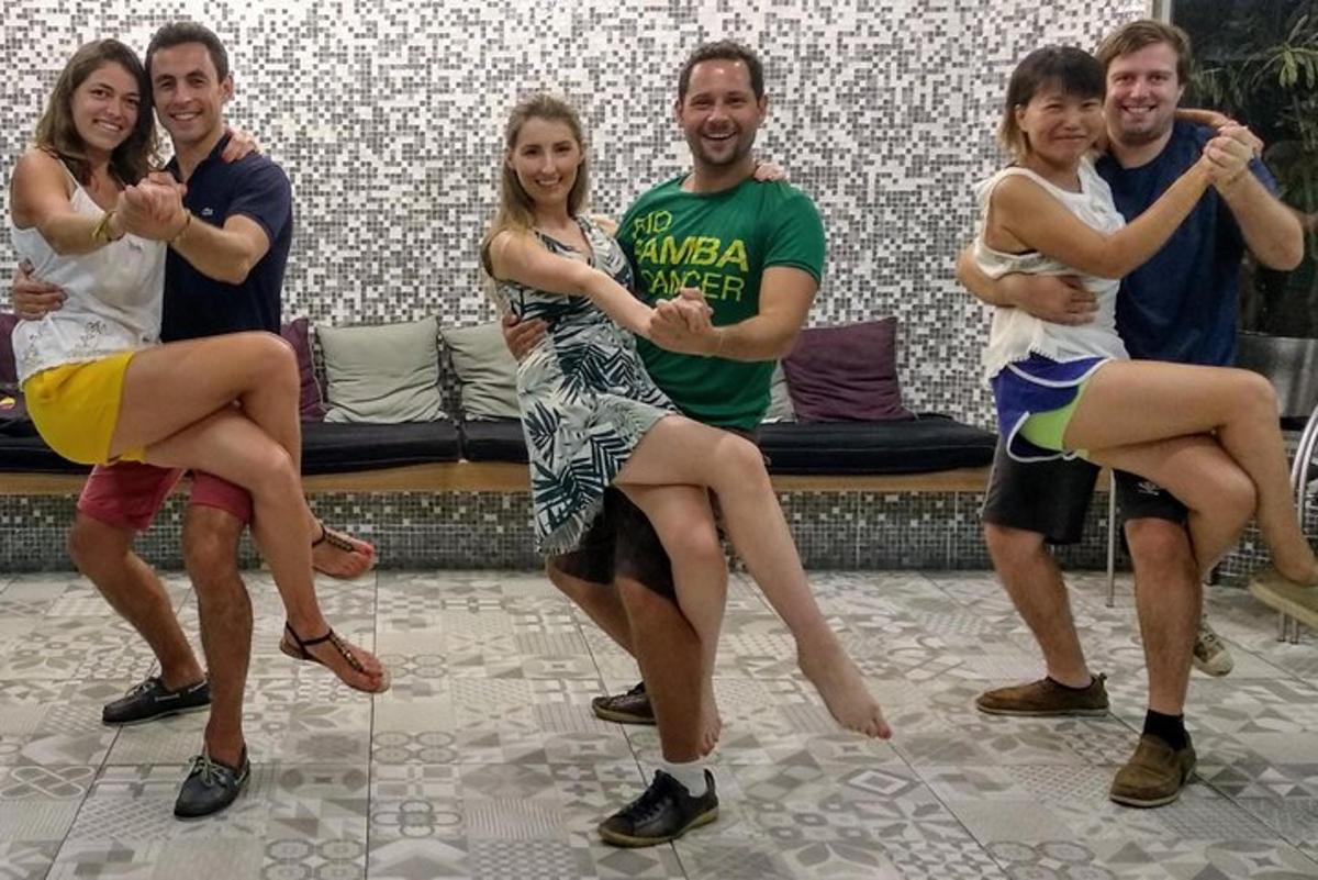 egy csoport ember pózol egy képhez