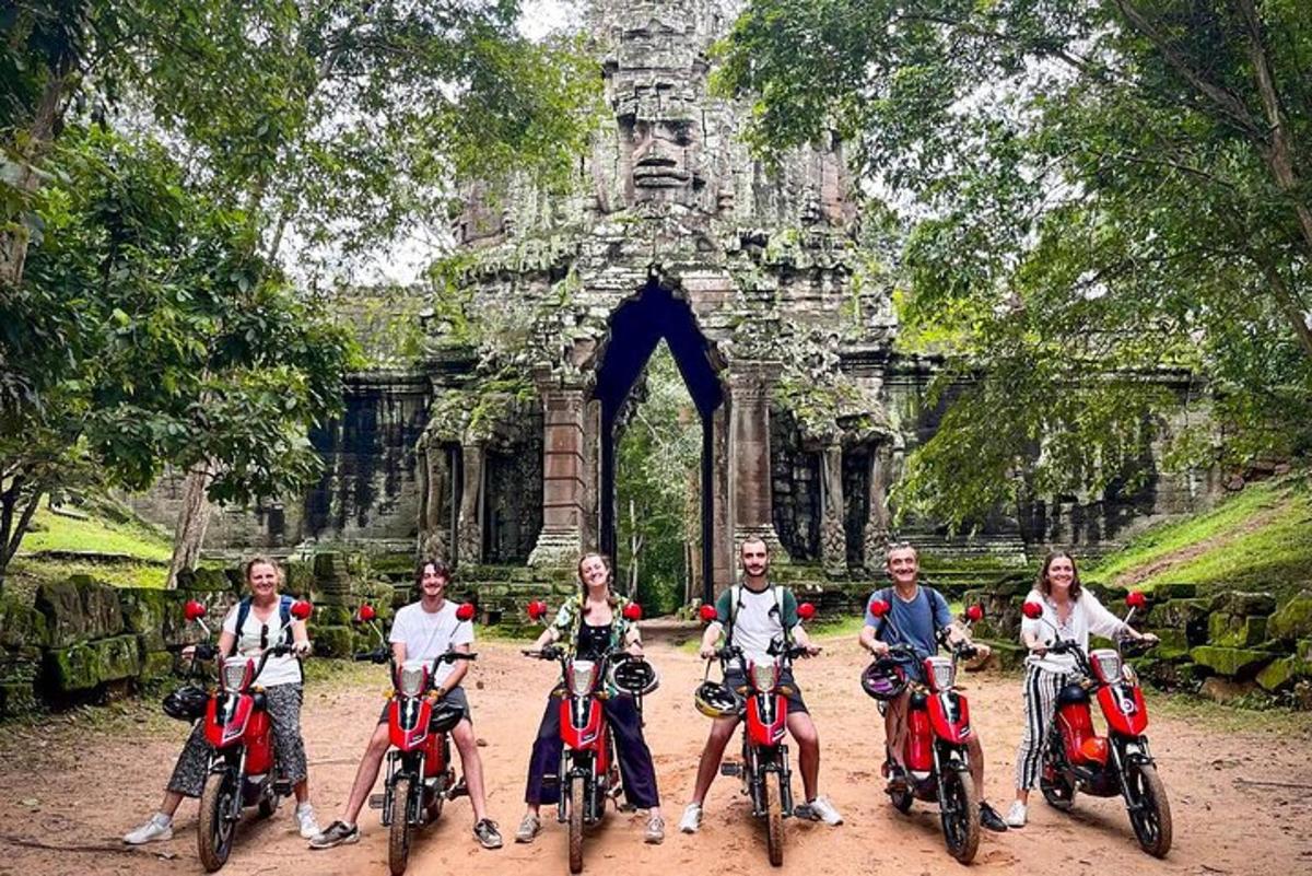 grupa ludzi na motocyklach przed budynkiem