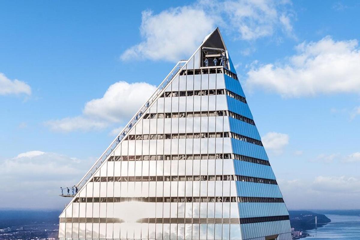 un alto edificio per uffici con vista sul cielo