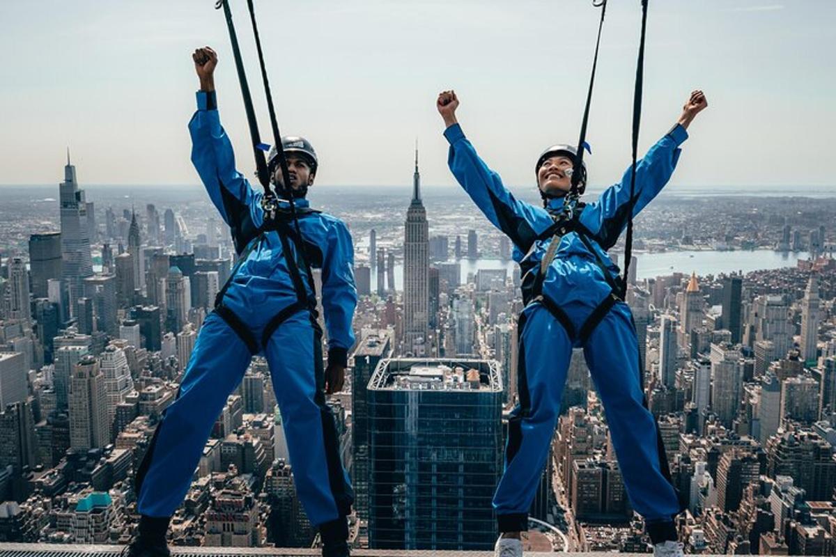 due uomini stanno lanciandosi con la teleferica in cima a una città