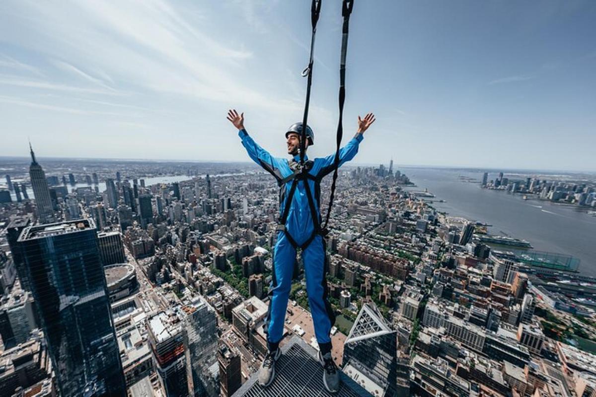 un uomo su una teleferica sopra una città
