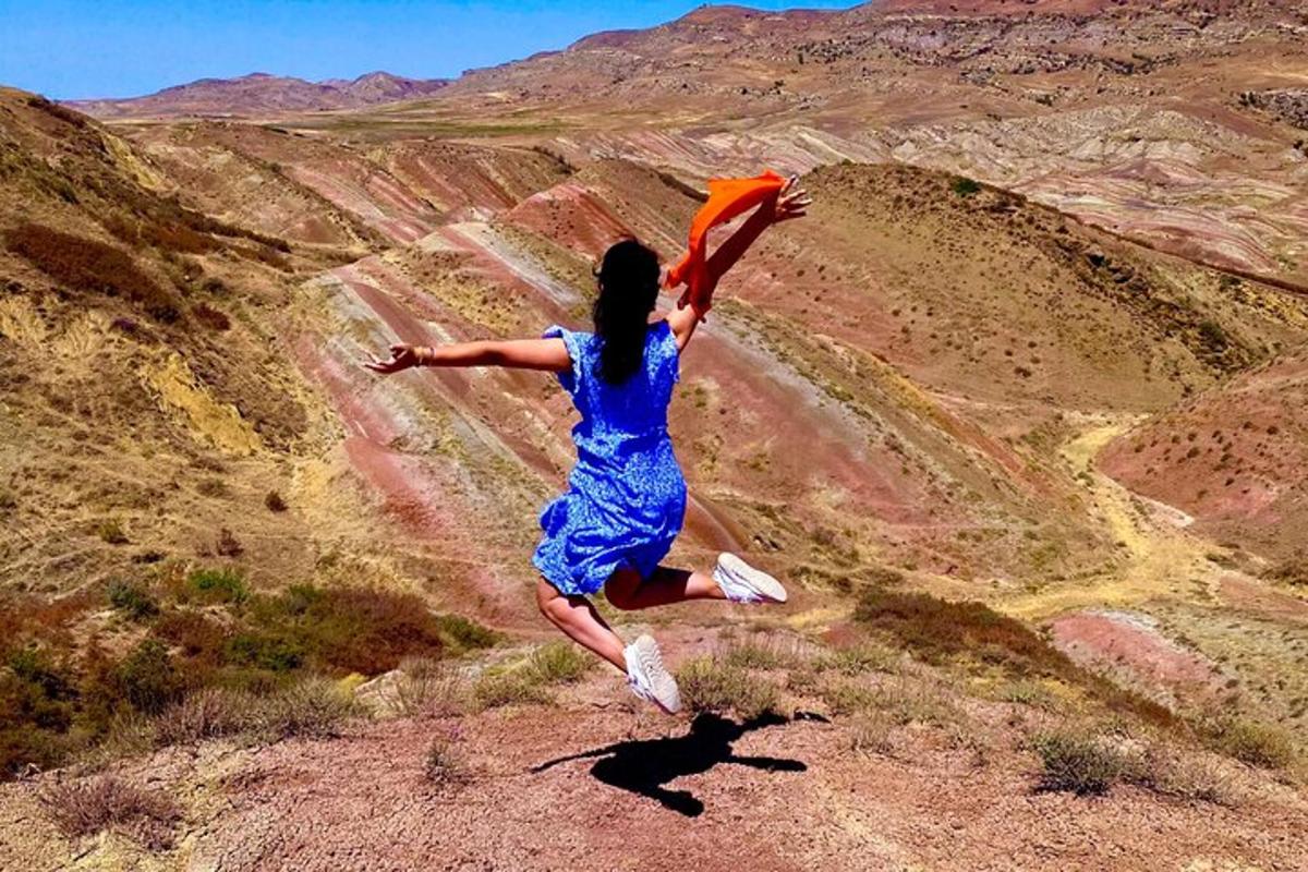 una persona saltando en el aire con un frisbee