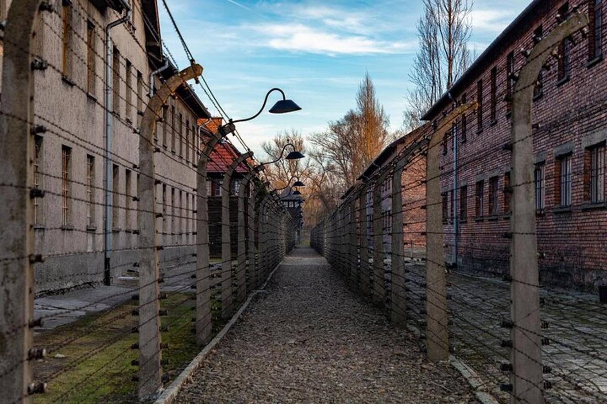 un vicolo tra due edifici in mattoni con un lampione