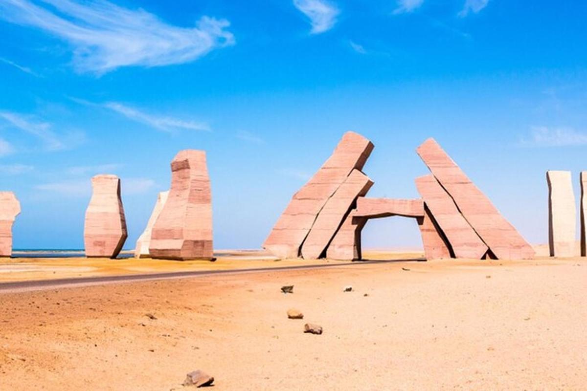 نصب تذكاري حجري على شاطئ بسماء زرقاء