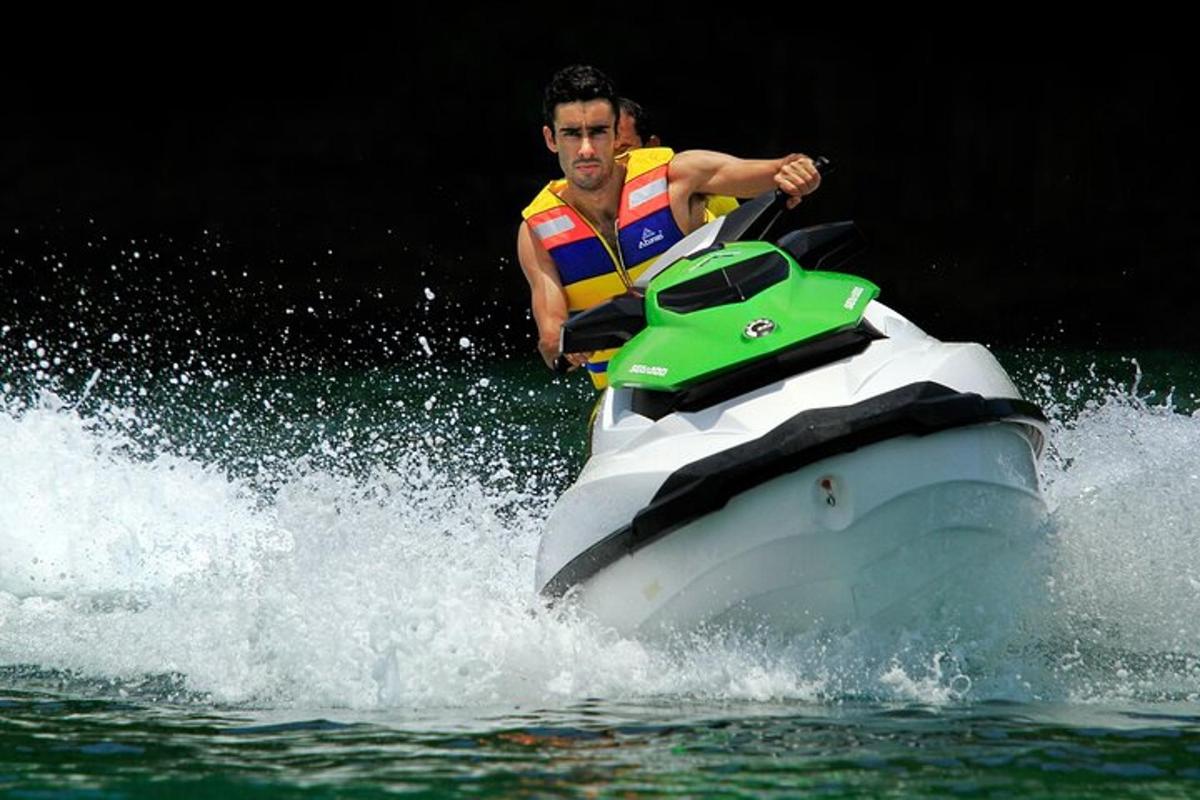 ein Mann, der auf einem Jetski im Wasser fährt