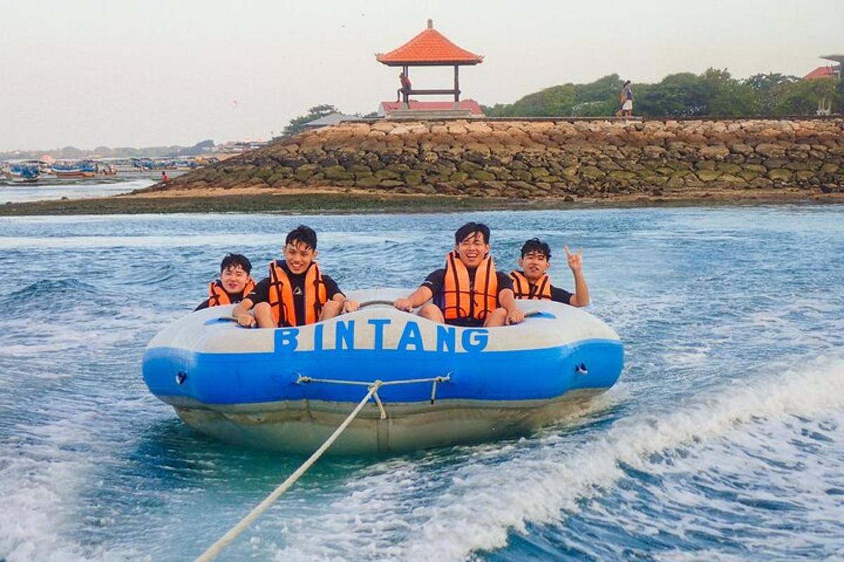 sekumpulan kanak-kanak menaiki rakit di dalam air
