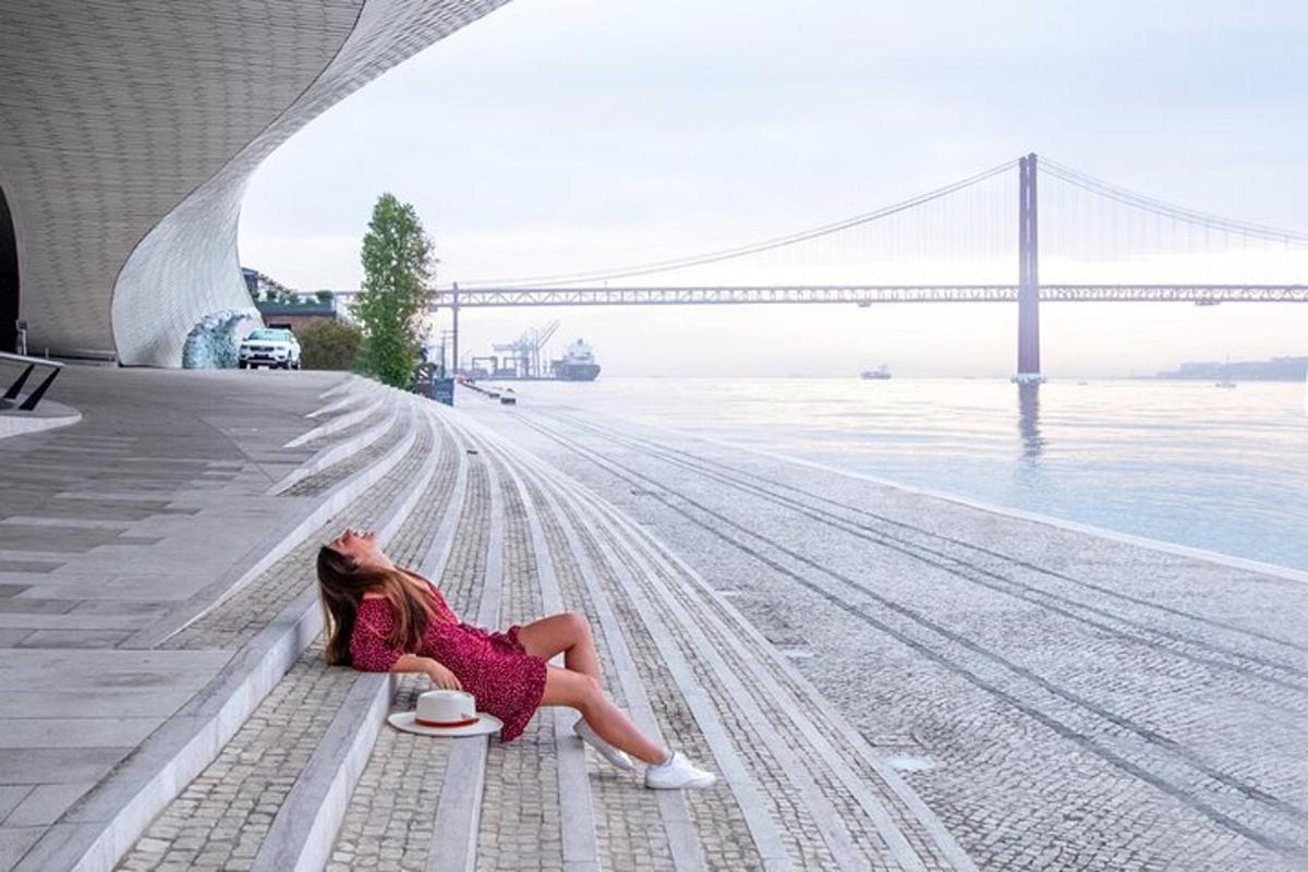 žena ležící na lavičce pod mostem