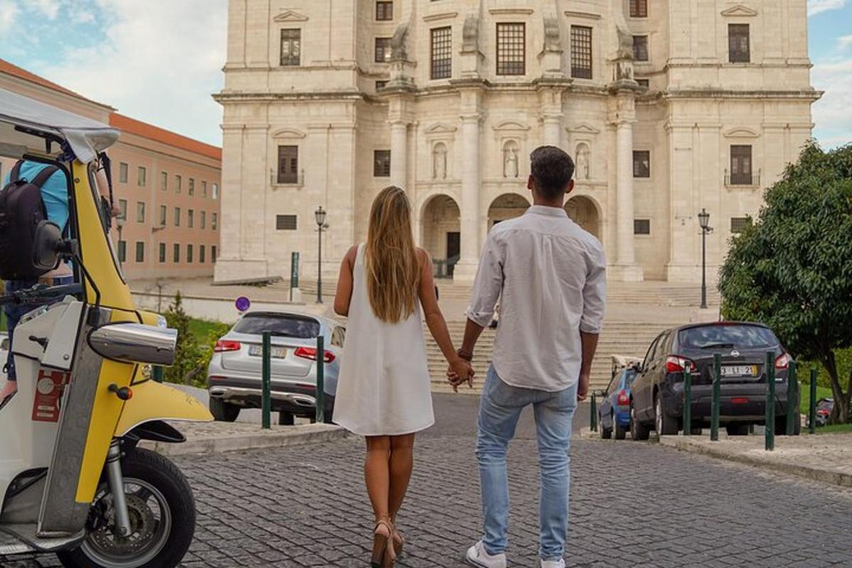 un uomo e una donna camminano davanti a un edificio
