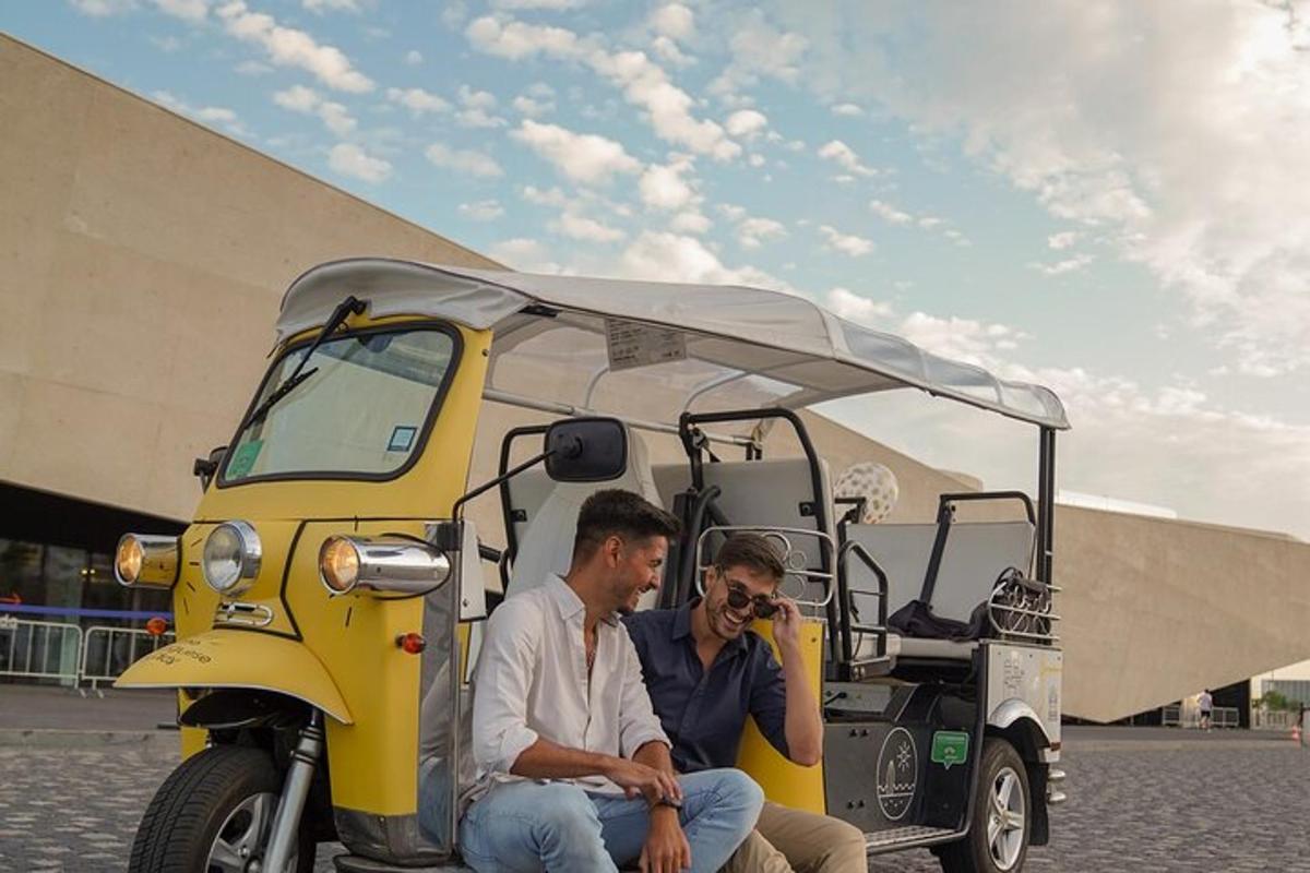 due uomini seduti davanti a un golf cart