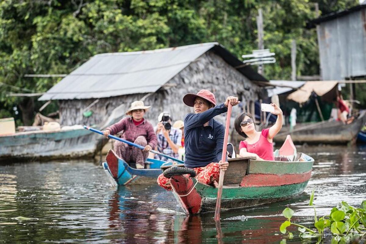 un groupe de personnes dans des bateaux dans l'eau