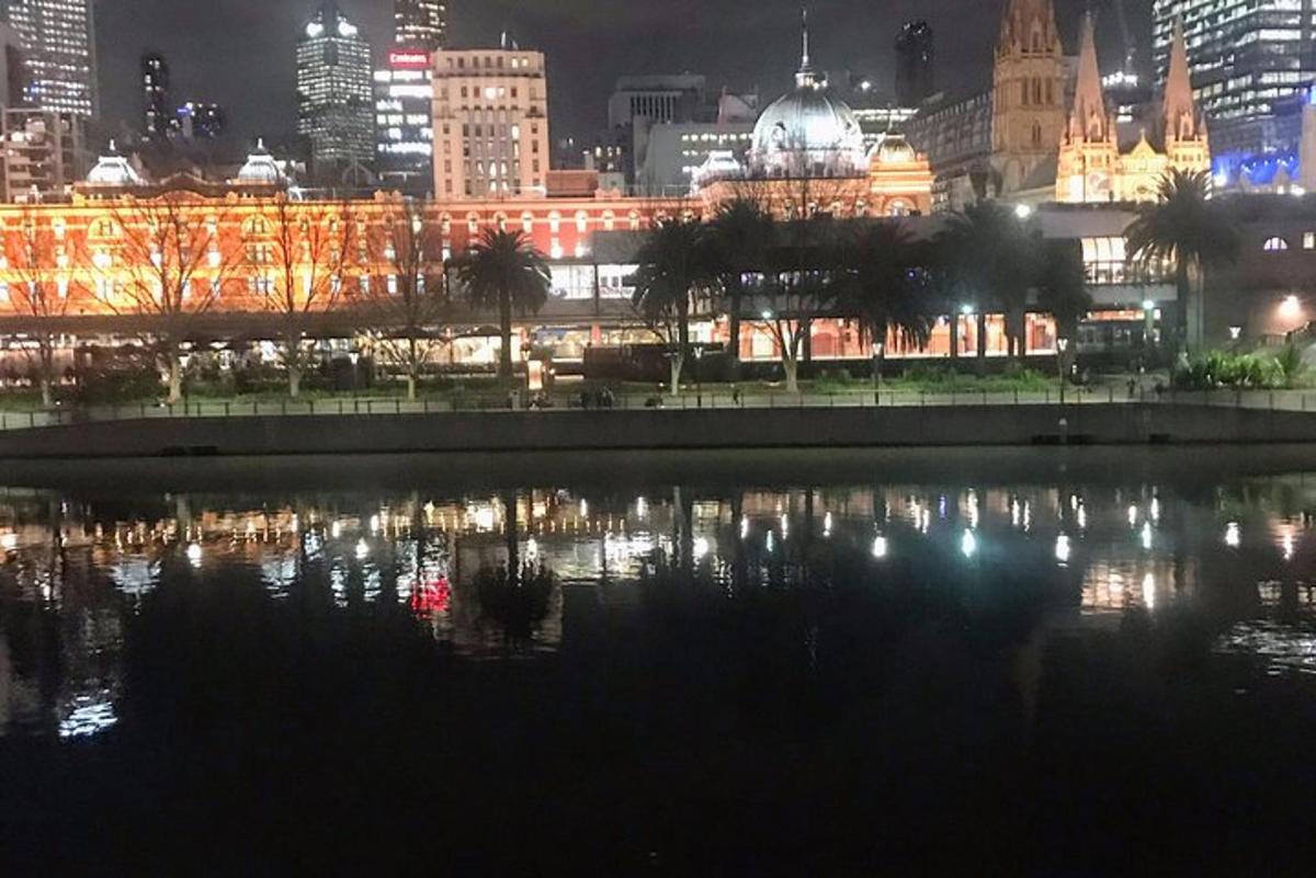 pohled na panorama města v noci