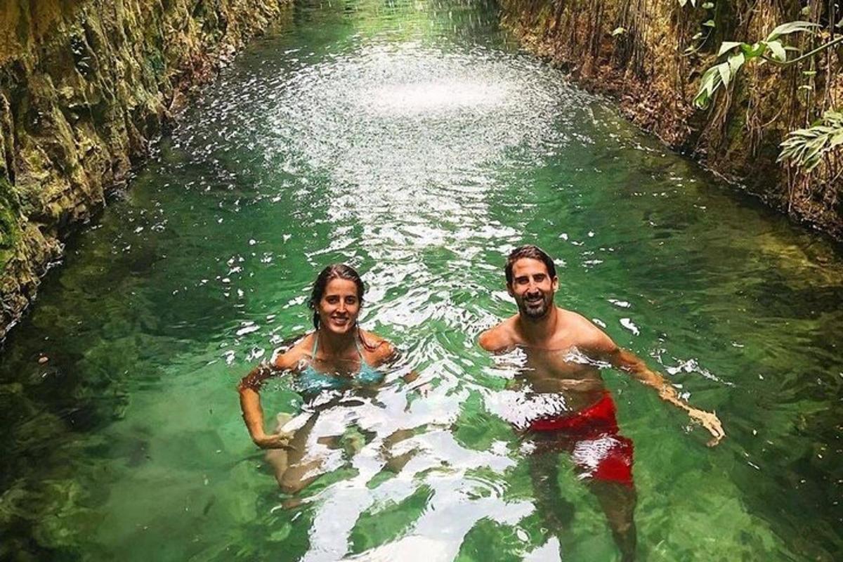 dua pria di dalam air di sungai