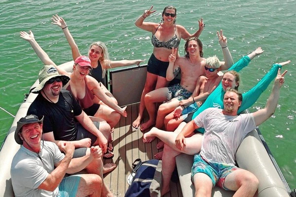 un grup de oameni pe o barcă pe apă