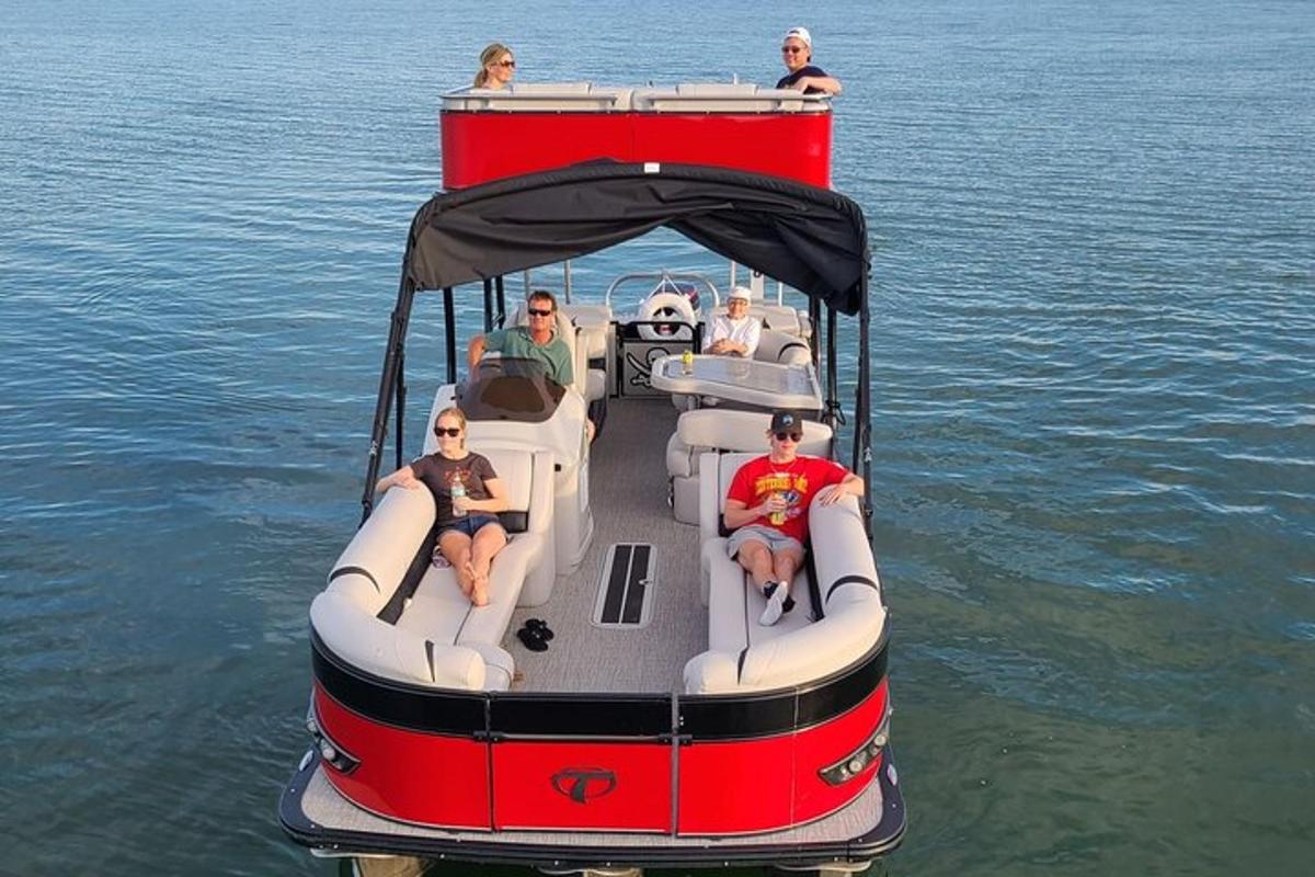 um grupo de pessoas sentadas em um barco na água