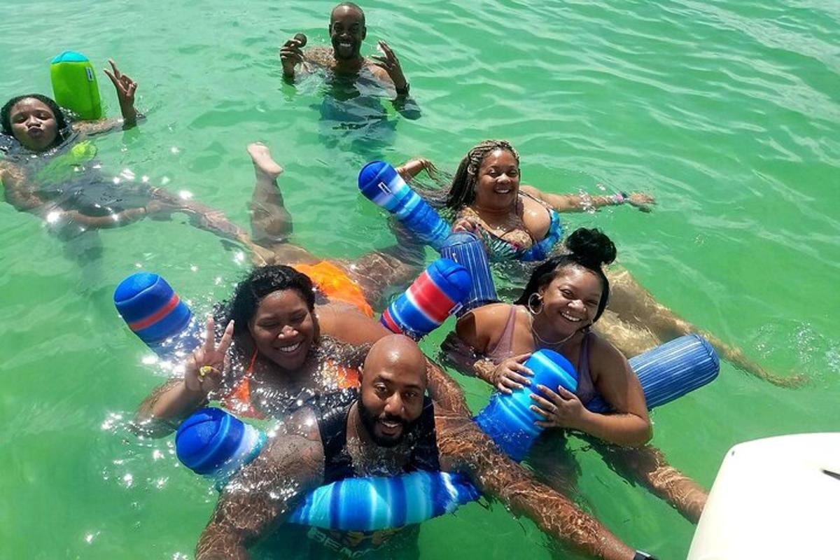 um grupo de pessoas flutuando na água