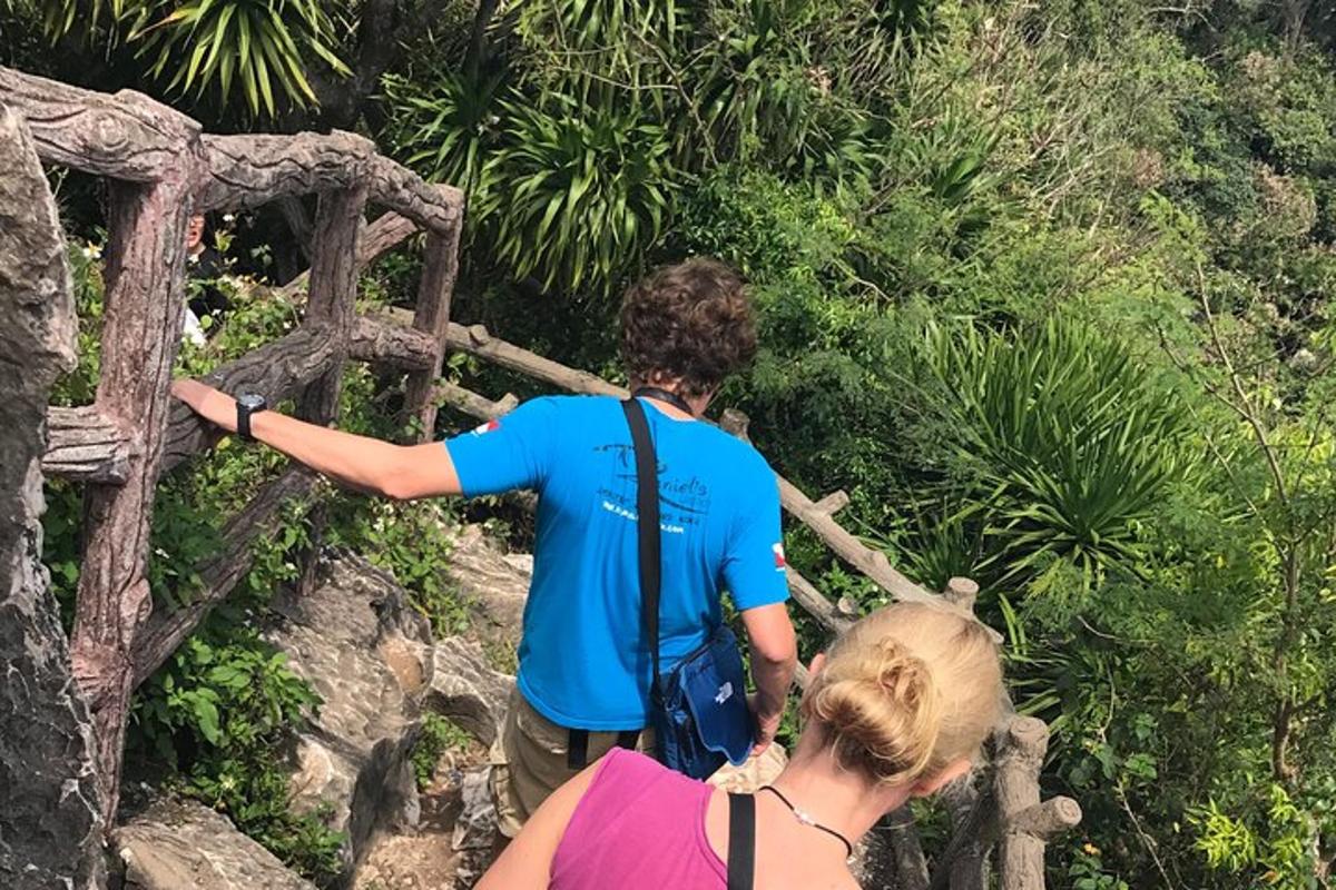 una pareja caminando sobre un puente de madera