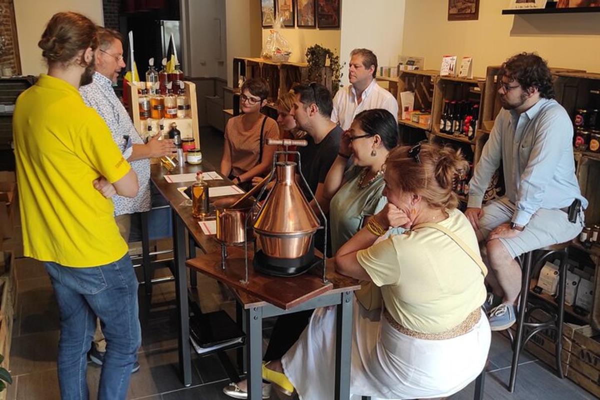 un grup de persones al voltant d'una barra amb una cafetera