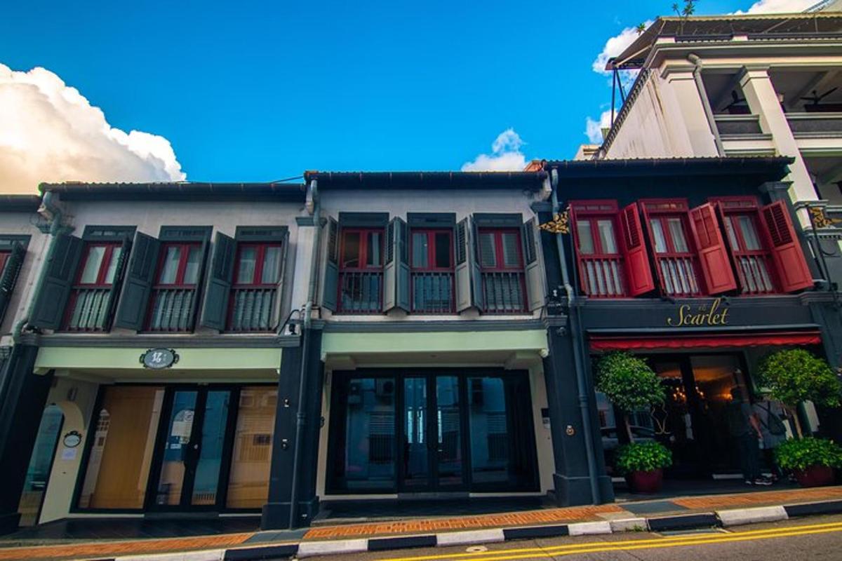 uma fileira de edifícios em uma rua da cidade